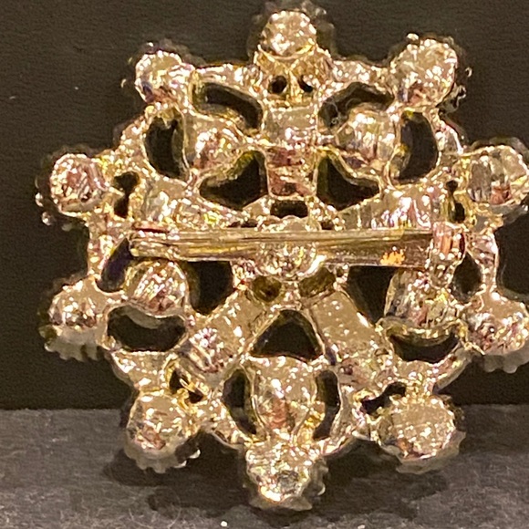 Elegant Moonglow Lucite and Gold Tone Brooch - Picture 3 of 5